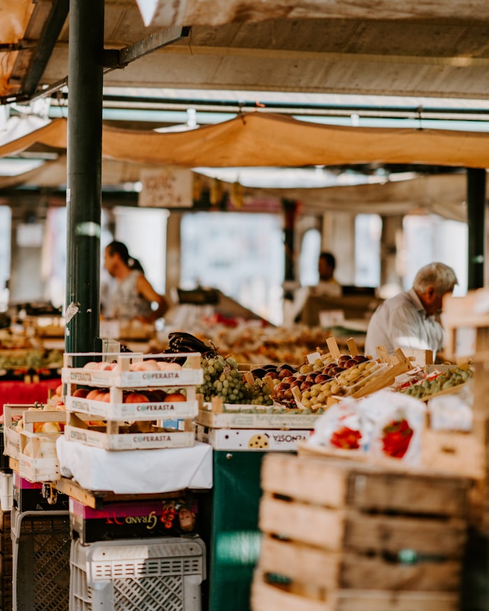 Étal de marché belge, cageots de fruits et légumes